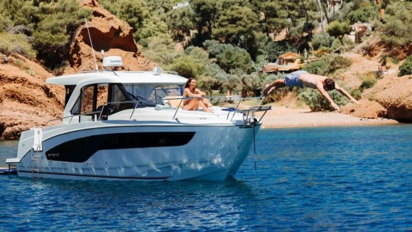 Катер Beneteau Antares 9 V2 c Suzuki 2xDF200APX WHITE