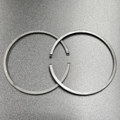 Кольца поршневые, комплект на один поршень Tohatsu 9.9-15 (STD) (Sinera) Кольца поршневые, комплект на один поршень Tohatsu 9.9-15 (STD) (Sinera)