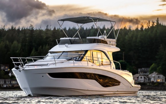 Катер Beneteau Antares 12 Fly с моторами 2x400 + Joystick