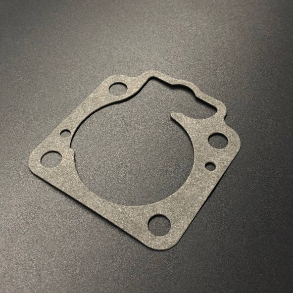 Прокладка под корпус помпы охлаждения Tohatsu MD40B/50B/MFS40A/50A (3T5-65018-2) (PREMARINE) Прокладка под корпус помпы охлаждения Tohatsu MD40B/50B/MFS40A/50A (3T5-65018-2) (PREMARINE)