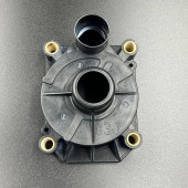 Корпус помпы охлаждения Suzuki DF200-250, DF250-350(A) (Suzuki) Корпус помпы охлаждения Suzuki DF200-250, DF250-350(A) (Suzuki)