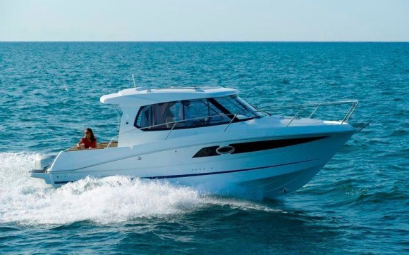 Катер Beneteau Antares 8.80 с моторами Suzuki DF300APX