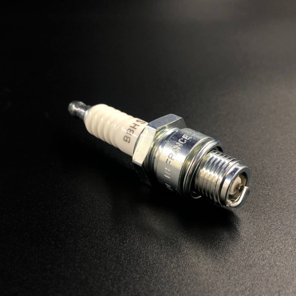 Свеча зажигания B8HS-10 (NGK)