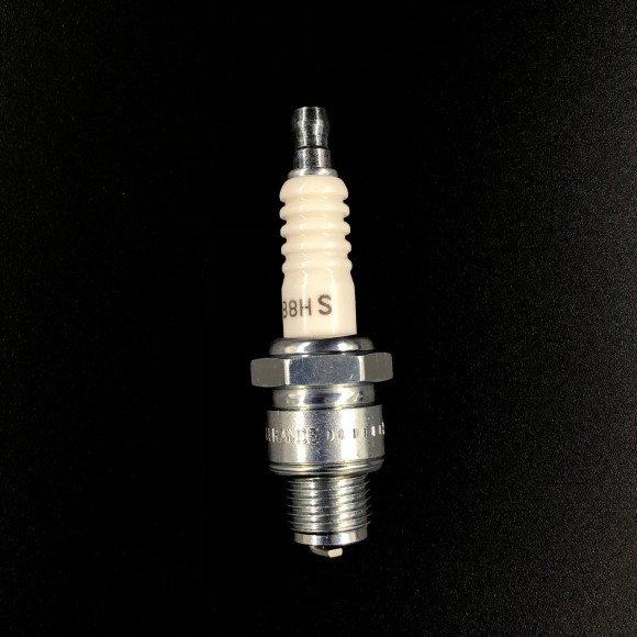 Свеча зажигания B8HS-10 (NGK)