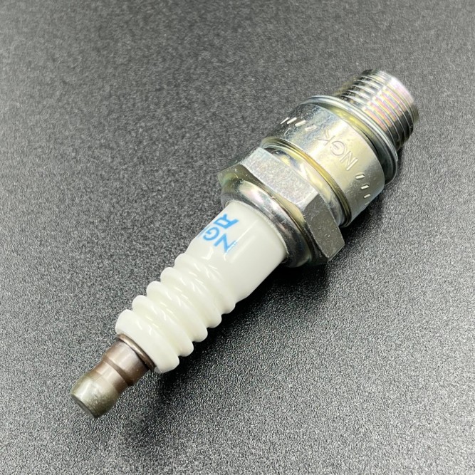 Свеча зажигания NGK B7HS-10 (YUELANG)