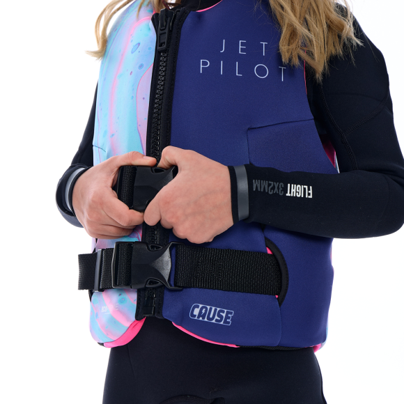 Детский спасательный жилет JetPilot Girls Cause F/E Youth Eco Vest L50s Fair Floss, 140 Детский спасательный жилет JetPilot Girls Cause F/E Youth Eco Vest L50s Fair Floss, 140