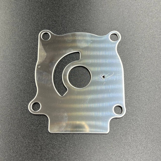 Пластина помпы охлаждения Suzuki DT20-40, DF25-50 (Omax)