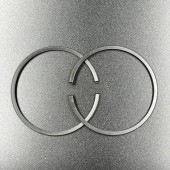 Кольца поршневые, комплект на один поршень Tohatsu 40-50 (STD) (Sinera) Кольца поршневые, комплект на один поршень Tohatsu 40-50 (STD) (Sinera)