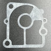 Прокладка под пластину помпы охлаждения Tohatsu 9.9-18, MFS9.9-20 (Tohatsu) Прокладка под пластину помпы охлаждения Tohatsu 9.9-18, MFS9.9-20 (Tohatsu)