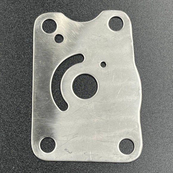 Пластина помпы охлаждения Suzuki DF4-6, DF4-6(A) (Suzuki) Пластина помпы охлаждения Suzuki DF4-6, DF4-6(A) (Suzuki)