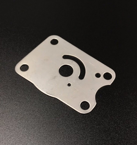 Пластина помпы охлаждения Suzuki DF4-6, DF4-6(A) (Suzuki) Пластина помпы охлаждения Suzuki DF4-6, DF4-6(A) (Suzuki)