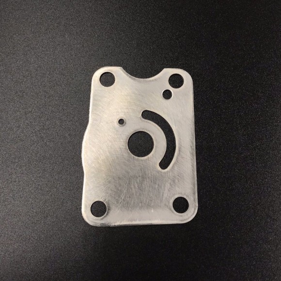 Пластина помпы охлаждения Suzuki DF4-6, DF4-6(A) (Suzuki) Пластина помпы охлаждения Suzuki DF4-6, DF4-6(A) (Suzuki)