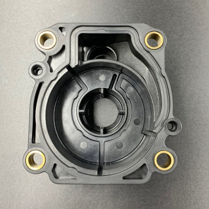Корпус помпы охлаждения Suzuki DF40-90(A) (Suzuki)