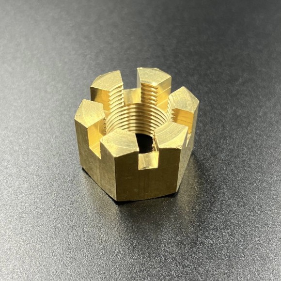 Гайка гребного винта Suzuki DT40-60 (Suzuki) Гайка гребного винта Suzuki DT40-60 (Suzuki)