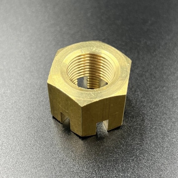 Гайка гребного винта Suzuki DT40-60 (Suzuki) Гайка гребного винта Suzuki DT40-60 (Suzuki)