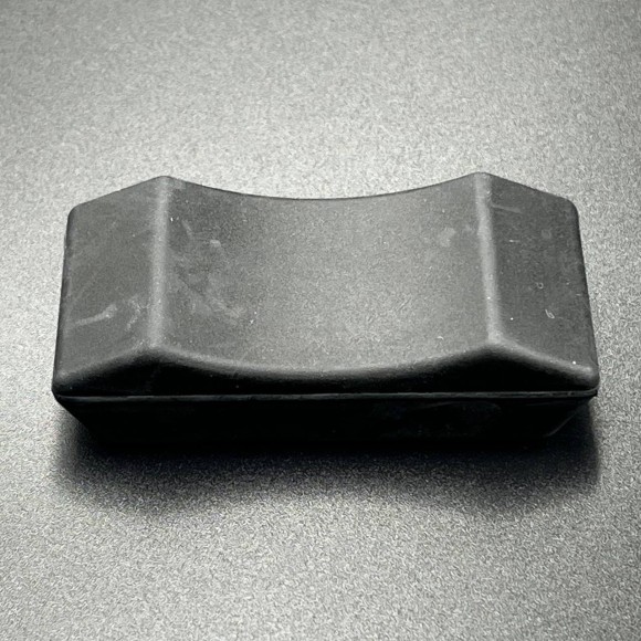 Демпфер опорный резиновый Tohatsu 9.9-18 (Нижный центральный) (Tohatsu)