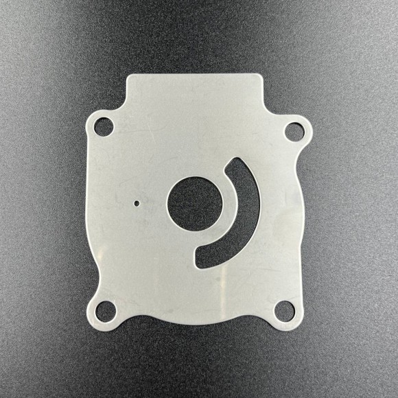 Пластина помпы охлаждения Suzuki DT20-40, DF25-50 (Sinera)