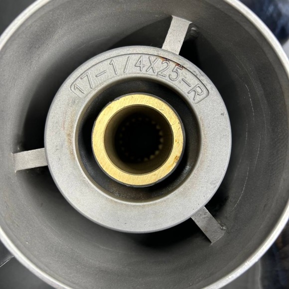 Гребной винт Mercury Bravo Two (3x17-1/4х25) (19 шлицев) (Правого вращения) (Cталь)