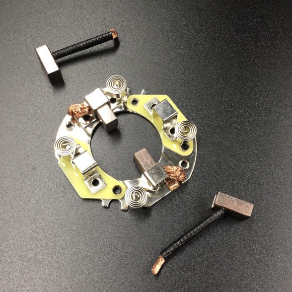 Щеточный узел YAMAHA 55, 75-90, Mercury 50 Щеточный узел YAMAHA 55, 75-90, Mercury 50