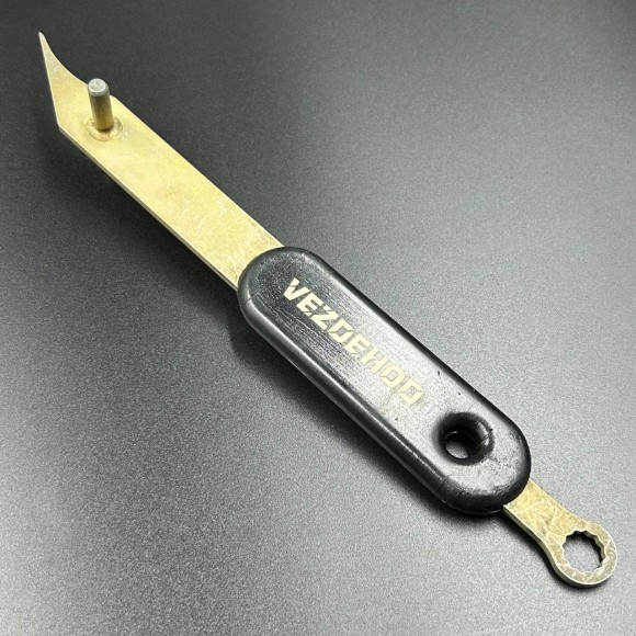 Инструмент для удаления камней из решетки с ключом на 10