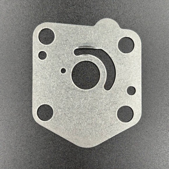 Пластина помпы охлаждения Suzuki 9.9-15, DF9.9-15 (WUHU) Пластина помпы охлаждения Suzuki 9.9-15, DF9.9-15 (WUHU)