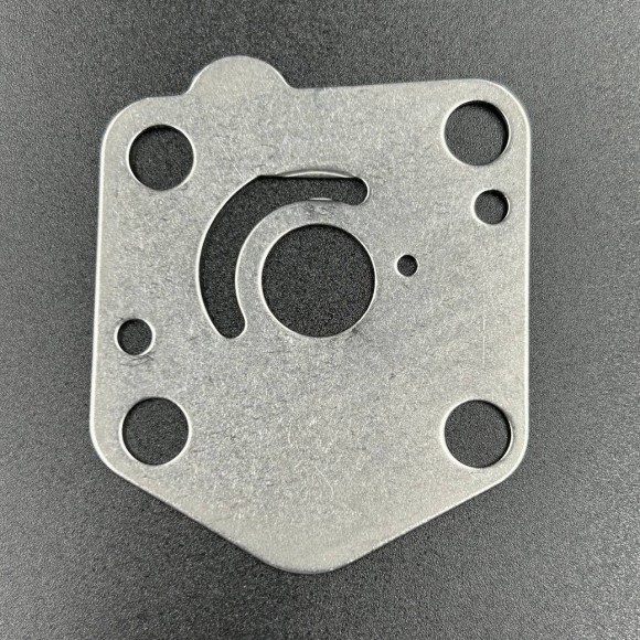 Пластина помпы охлаждения Suzuki 9.9-15, DF9.9-15 (WUHU) Пластина помпы охлаждения Suzuki 9.9-15, DF9.9-15 (WUHU)