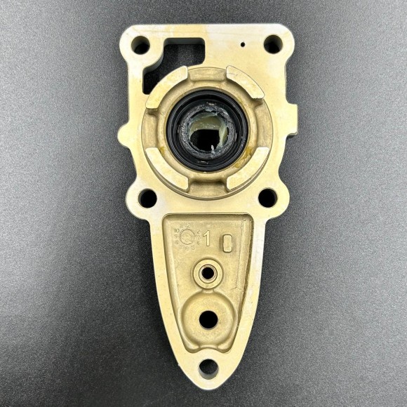 Основание помпы охлаждения Tohatsu MFS9.9-20 (Tohatsu) Основание помпы охлаждения Tohatsu MFS9.9-20 (Tohatsu)