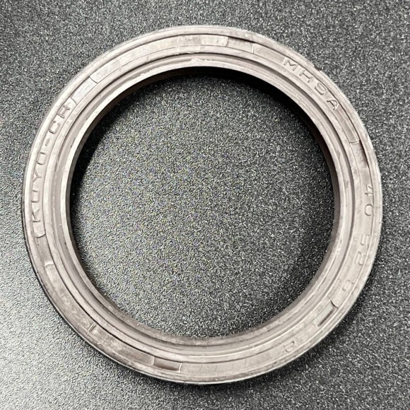 Сальник Yamaha (93102-40M38; 93102-40M14) (40x52x6) (Yamaha)