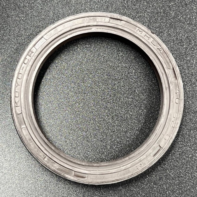 Сальник Yamaha (93102-40M38; 93102-40M14) (40x52x6) (Yamaha)