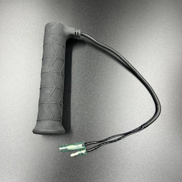 Ручка резиновая (с подогревом) Yamaha RS10/RS90/RST90/RSG90; VK10; VK540 (8DX-26240-01) (Yamaha) Ручка резиновая (с подогревом) Yamaha RS10/RS90/RST90/RSG90; VK10; VK540 (8DX-26240-01) (Yamaha)