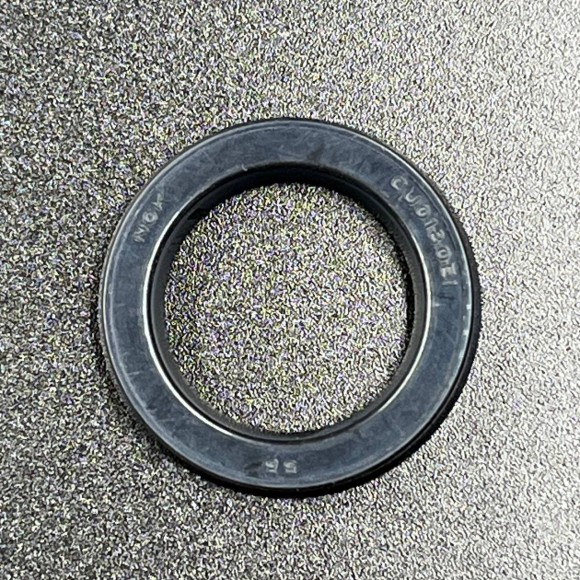 Уплотнение штока гидроподъемника Yamaha 115-250, F95-275 (64E-4384J-00) (Yamaha)