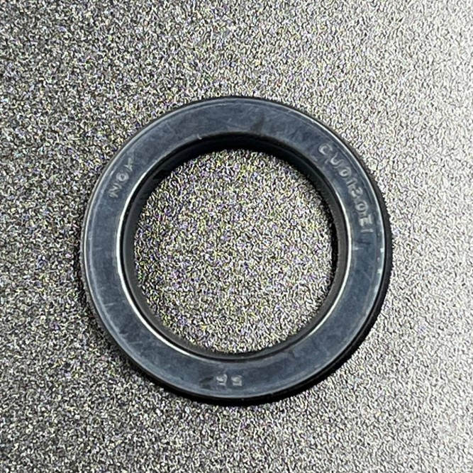 Уплотнение штока гидроподъемника Yamaha 115-250, F95-275 (64E-4384J-00) (Yamaha)