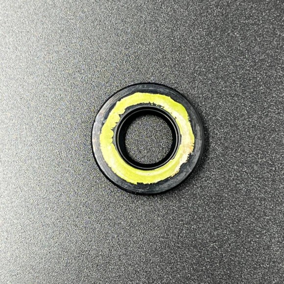 Сальник гребного вала Suzuki DF4-DF6A  (09282-12L05) (12x24x4.5) (Suzuki)