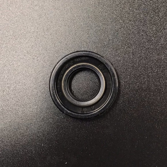 Сальник гребного вала Suzuki DF4-DF6A  (09282-12L05) (12x24x4.5) (Suzuki)