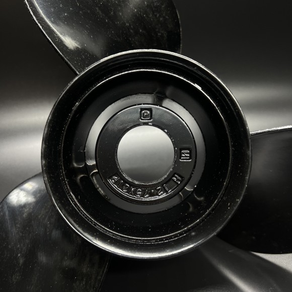 Гребной винт Mercury Black Max (12-3/4х21R) Гребной винт Mercury Black Max (12-3/4х21R)