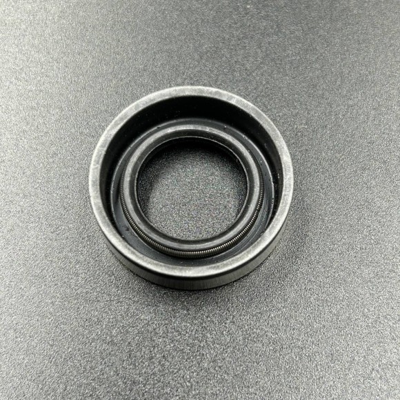 Сальник Mercruiser (18x32x7) (26-90562) (Quicksilver) Сальник Mercruiser (18x32x7) (26-90562) (Quicksilver)