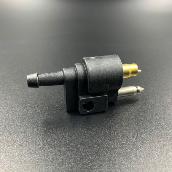 Коннектор топливный Yamaha 4-90, F4-70 (из мотора) (Omax) Коннектор топливный Yamaha 4-90, F4-70 (из мотора) (Omax)