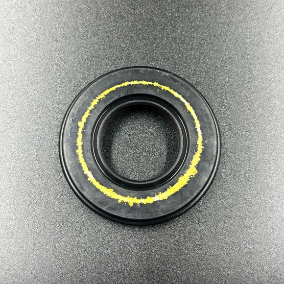 Сальник коленвала Yamaha Bravo 250, Enticer 400/410 (Правый) (Yamaha) Сальник коленвала Yamaha Bravo 250, Enticer 400/410 (Правый) (Yamaha)