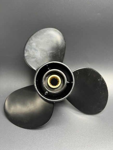 Гребной винт Tohatsu 9.9-18 (3x9.25x9) (Уценка) Гребной винт Tohatsu 9.9-18 (3x9.25x9) (Уценка)