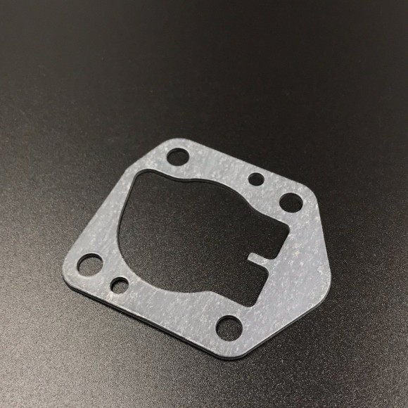 Прокладка под пластину помпы охлаждения Suzuki DF8-20(A) (Suzuki)