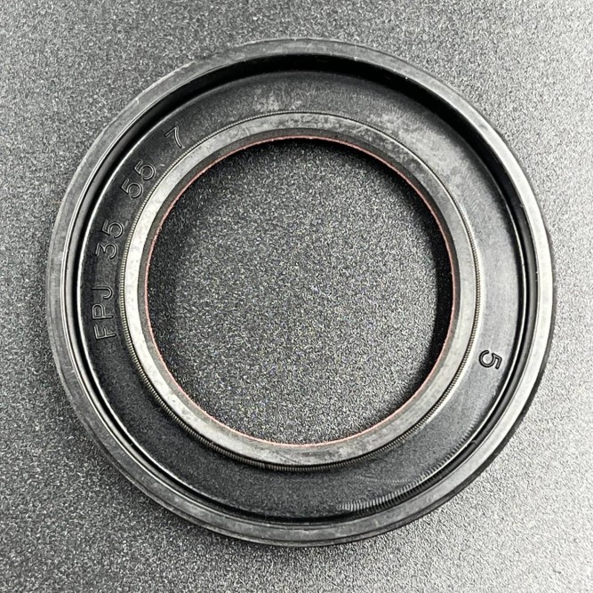 Сальник верх коленвала Suzuki DT40 (09283-35043;09283-35L01) (35x55x7) (Omax)