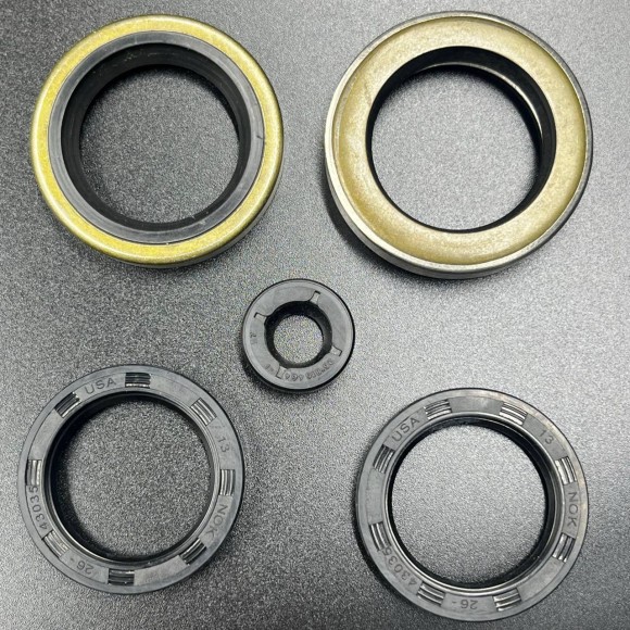 Комплект уплотнений (манжеты резинометаллические, прокладки паронитовые, кольца резиновые) (Osaka)