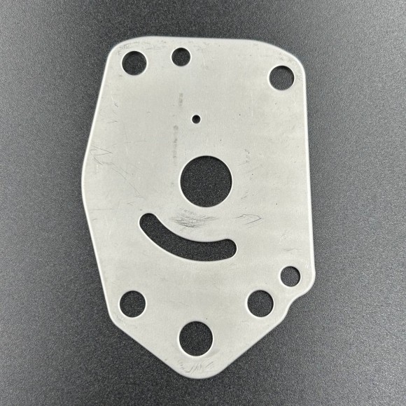 Пластина помпы охлаждения Mercury 6-15 (PREMARINE) Пластина помпы охлаждения Mercury 6-15 (PREMARINE)