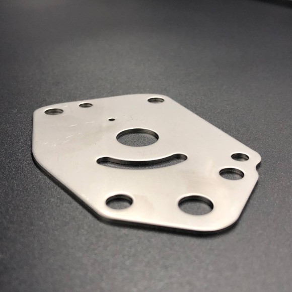 Пластина помпы охлаждения Mercury 6-15 (PREMARINE) Пластина помпы охлаждения Mercury 6-15 (PREMARINE)