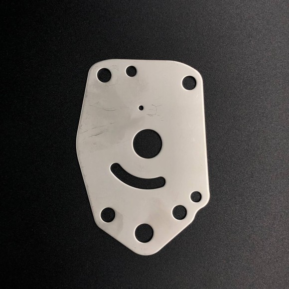 Пластина помпы охлаждения Mercury 6-15 (PREMARINE) Пластина помпы охлаждения Mercury 6-15 (PREMARINE)