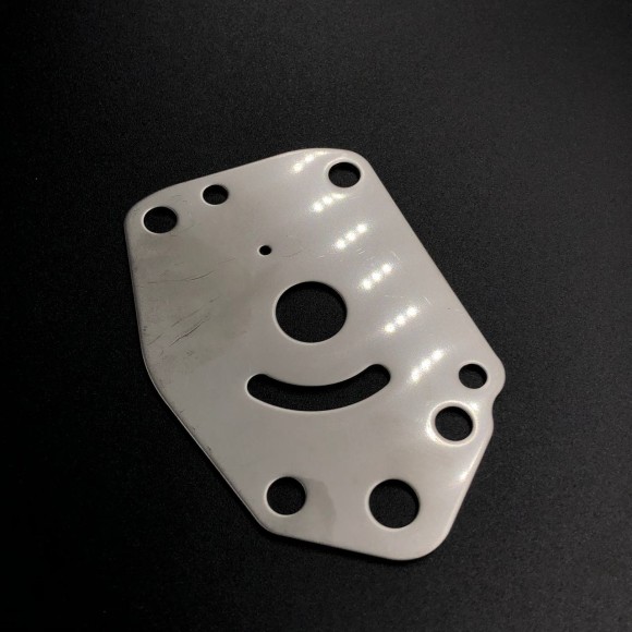 Пластина помпы охлаждения Mercury 6-15 (PREMARINE) Пластина помпы охлаждения Mercury 6-15 (PREMARINE)