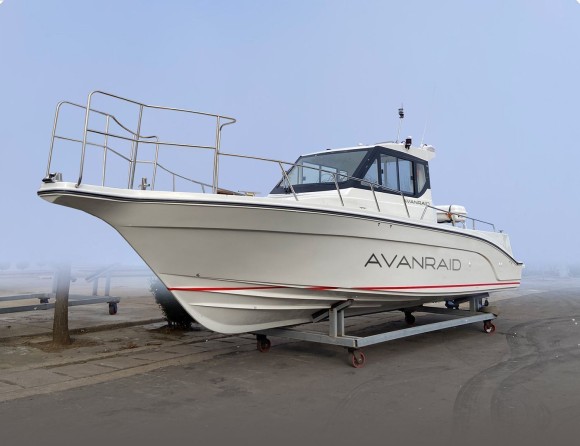 Катер AVANRAID F320 FISHMASTER с моторами Suzuki DF200ATX