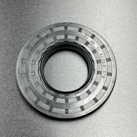 Сальник коленвала BRP (09-165; 420831952) (35x72x7/8) (KACAWA) Сальник коленвала BRP (09-165; 420831952) (35x72x7/8) (KACAWA)