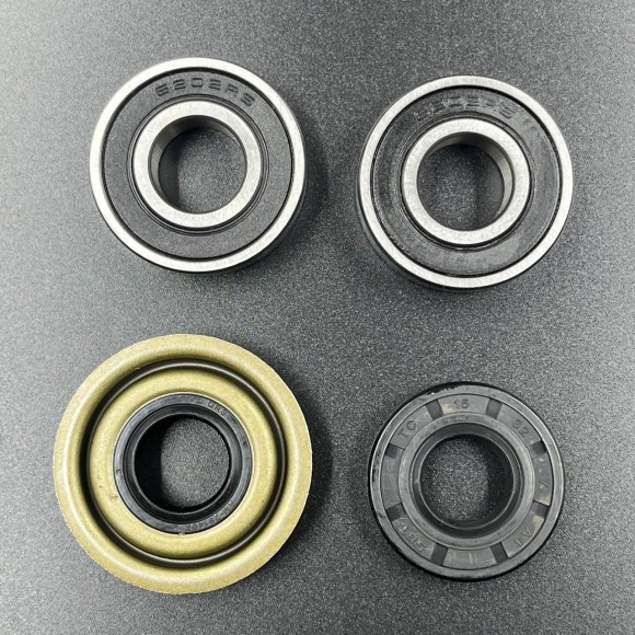 Вал водяного насоса стальной (в сборе с подшипниками и сальниками)  (JSP)