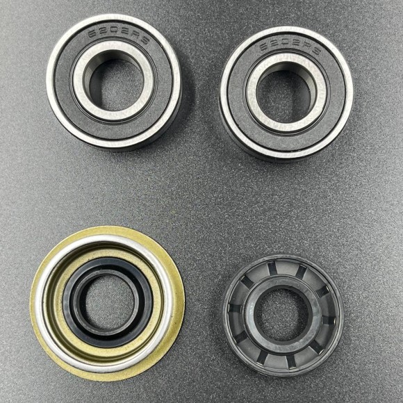 Вал водяного насоса стальной (в сборе с подшипниками и сальниками)  (JSP)